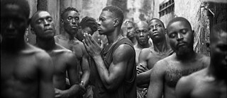 Jail Time Records: Der Jail Time-Künstler Stone wurde während der Dreharbeiten zu seinem Videoclip im Todesstrafenviertel des Gefängnisses von Douala fotografiert