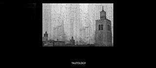 Schwarz-Weiß-Darstellung einer Stadtlandschaft mit Türmen und Gebäuden, überlagert von vertikalen Linien und Punktmustern. Am unteren Rand ist das Wort „TAUTOLOGY“ zu lesen.