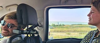 DRIVING on research |  Kristóf Kelemen und Teresa Lucia Rosenkrantz nähern sich dem BMW-Werk in Debrecen, Ungarn