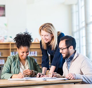 Profesora con dos estudiantes