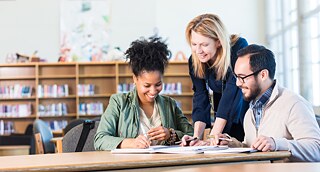 Profesora con dos estudiantes