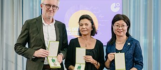 Verleihung der Goethe-Medaille 2025 an David Van Reybrouck, Osman Kavala | Foto (Ausschnitt): © Henry Sowinski 