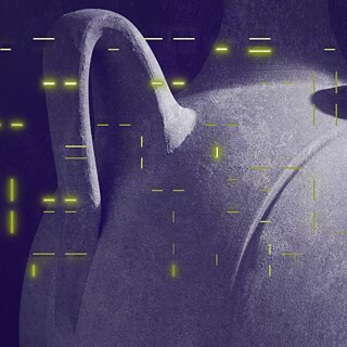 Detail einer grauen Vase mit Henkel, überlagert von digitalen gelben und grünen Linien.