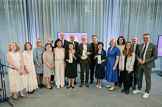 Gruppenfoto mit den Preisträger*innen der Goethe-Medaille 2025 in Weimar 
