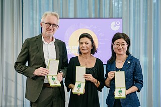 Die Preisträger*innen David Van Reybrouck, Ayşe Buğra für Osman Kavala und Li Yuan mit der Goethe-Medaille 