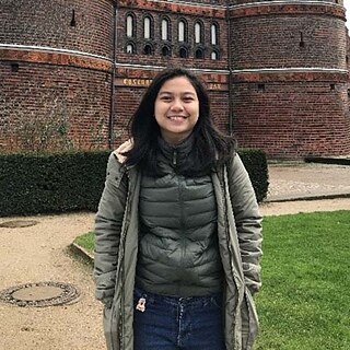 Ein Foto von Gabriella Yulieta in einer Garten