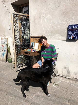 Автор статьи летом 2019 года в Ужуписе со своей собакой Джугасом.