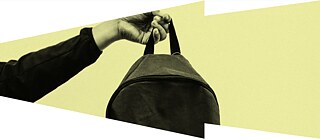 Hand, die den Träger eines schwarzen Rucksacks vor gelbem Hintergrund hält – ein Symbol für Journalist:innen auf der Suche nach Forschungsstipendien und Chancen im Journalismus.