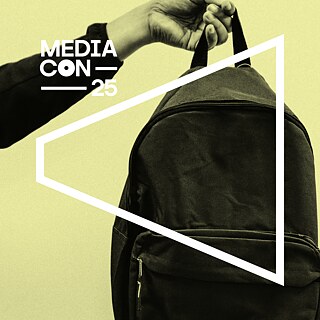 Hand, die den Träger eines schwarzen Rucksacks vor gelbem Hintergrund hält – ein Symbol für Journalist*innen auf der Suche nach Forschungsstipendien und Chancen im Journalismus.