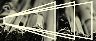 Bild von zusammengerollten Zeitungen mit überlappenden geometrischen Formen – eine visuelle Anspielung auf einen Markt für unabhängigen Journalismus.