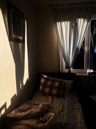 Сестра автора на лугу у озера в Онушкисе.