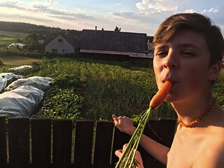 Автор в детстве в саду у бабушки и дедушки в Онушкисе.