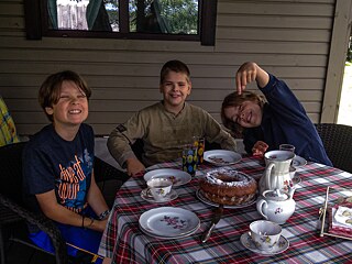 В детстве вместе с друзьями из Онушкиса Густасом и Мотейусом.