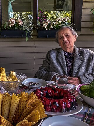 Двоюродная бабушка Алдона на террасе.