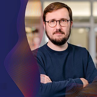 Till Ottlitz steht mit verschränkten Armen auf der rechten Seite des Bildes. Er trägt ein dunkelblaues, langärmliges Oberteil. Der Hintergrund ist verschwommen. Um die Person verlaufen wellenförmige Linien in Rot- und Lilatönen.