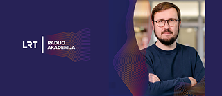 Till Ottlitz steht mit verschränkten Armen auf der rechten Seite des Bildes. Er trägt ein dunkelblaues, langärmliges Oberteil. Der Hintergrund ist verschwommen. Links im Bild steht in weißer Schrift auf dunkelviolettem Hintergrund: „LRT RADJO AKADEMIJA“. Um den Text und die Person verlaufen wellenförmige Linien in Rot- und Lilatönen.