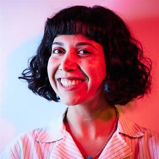 Grafik: Die Künstlerin Peki auf Hintergrund.