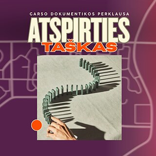 Ein Bild mit violettem Hintergrund und einem blassen, kartografisch wirkenden Muster. Oben steht auf Litauisch „GARSO DOKUMENTIKOS PERKLAUSA“ und darunter in großen, fetten Buchstaben „ATSPIRTIES TAŠKAS“. In der Mitte befindet sich ein Foto einer Hand, die kurz davor ist, eine Reihe von Dominosteinen in S-Form umzustoßen. Die Dominosteine werfen lange Schatten. Links unten im Foto ist ein orangefarbener Punkt zu sehen. 