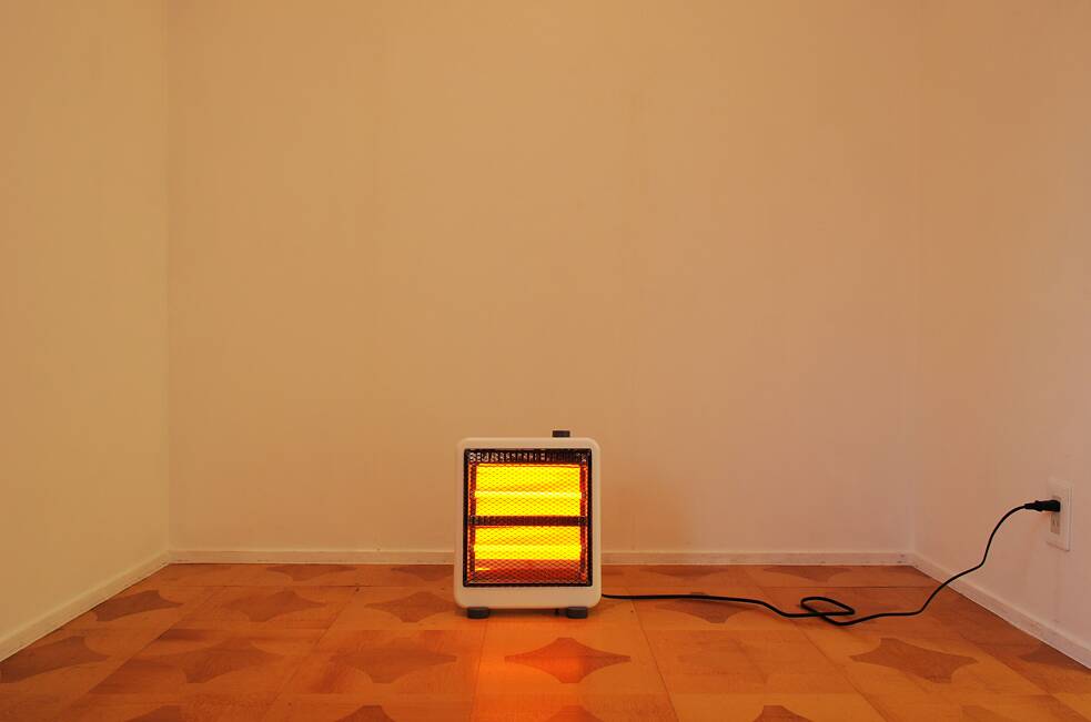 松井沙都子《冬の風景》2016年 電気ストーブ、CCFL、カラーフィルター