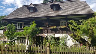 Zejména v Čechách narazíme na chalupy z roubenek.