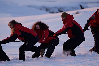Перетягування каната під час святкування Мідвінтеру у 2024 році