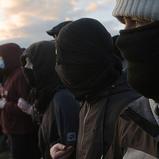 Bis hierhin und wie weiter?, dir. Felix Maria Bühler (2024) | Menschenkette mit vermummten Gesichtern