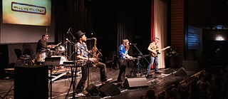 Die Muckemacher auf einer Bühne - Konzert