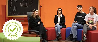 Schüler*innen inszenieren eine Debatte im Rahmen eines Schulwettbewerbs