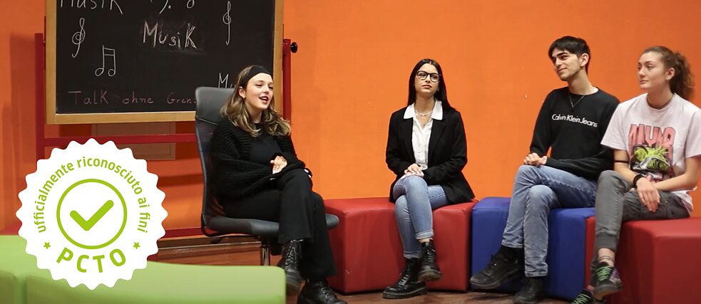 Schüler*innen inszenieren eine Debatte im Rahmen eines Schulwettbewerbs