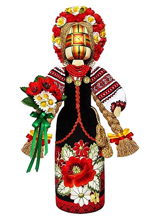 Motanka je tradiční panenka, která slouží jako ochranný talisman a symbol spojení člověka s přírodou, cyklem života a pradávnou ženskou energií. Talisman bez tváře se v Ukrajině dodnes vyrábí z látek, provázků a bylin.