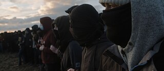 Bis hierhin und wie weiter?, dir. Felix Maria Bühler (2024) | Menschenkette mit vermummten Gesichtern