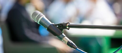 Ein Mikrofon zeigt den Diskussionscharakter der Veranstaltung 
