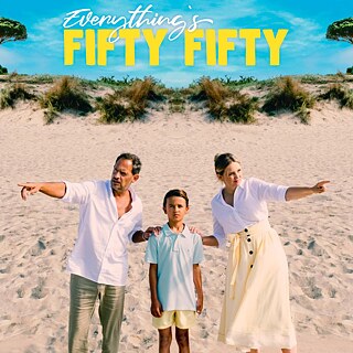 The picture shows actor Moritz Bleibtreu, Laura Tonke and Valentin Thatenhorst on the film poster of the film Everything's Fifty Fifty by Alireza Golafshan. They stand on the beach, sand and dunes behind them. Moritz Bleibtreu is standing on the left-hand side and points in the direction out of the frame, Laura Tonke is standing on the right-hand side and points out of the frame on the right-hand side. The boy is standing in in between them and looks straight into the camera. 
