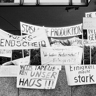 S/W Bild zeigt Plakate