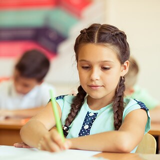 Mädchen in einem Klassenzimmer