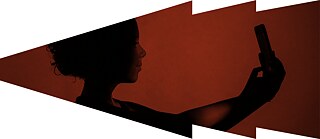 Person macht ein Selfie mit dem Smartphone, als Symbol für die Bedeutung von fact-checking im digitalen Zeitalter.