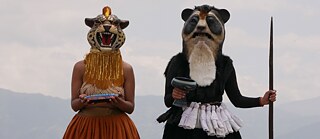 The Indian Queens | Bär und Jaguar: Foto aufgenommen im Catequilla (Quito), einem heiligen Hügel der Vorfahren, wo der Äquator verläuft. Der Bär und der Jaguar sind Figuren des Stücks; beide repräsentieren Tiere, die durch die Zerstörung ihrer Ökosysteme gefährdet sind, und sind zugleich Symbole für den aktuellen Kampf zur Verteidigung von Natur, Wasser und Territorien.