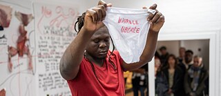 Plural voices, free bodies | Versteckte Vergewaltigung, Redefreiheit 2025: Durch diese Performance lädt Ras Sankara Agboka zu einer sensiblen Erfahrung und kollektiven Reflexion ein. Er verwandelt den individuellen Schmerz von Vergewaltigung in einen Aufruf zum Handeln gegen Viktimisierung. „Hidden rape, freedom in speaking“ ist sowohl ein Performance-Ritual als auch ein Akt des Engagements. Dieses Werk wurde siebzehn Mal in Brüssel, Saint-Josse-ten-Noode, im Studio Thor während des Thor Festivals aufgeführt.