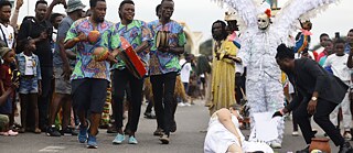 Plural voices, free bodies | Mother of Humanity: Under the infinite sky, an invisible thread connects us. A shared destiny: the experience of embodied humanity, which has only one path. And on this one-way path, we are one: one light, one breath. A single being embodied in a thousand faces. All descendants of the mother of humanity.