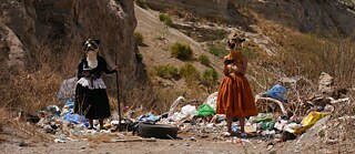 The Indian Queens | Bär und Jaguar im Müll: Das Foto entstand in der Nähe des Gipfels des Catequilla-Hügels. Es verdeutlicht die aktuelle Verschmutzung der Ökosysteme.