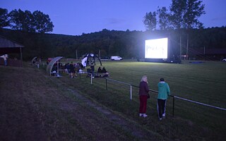 Premietanie filmu „Na prahu domoviny“ na ihrisku v Ňagove