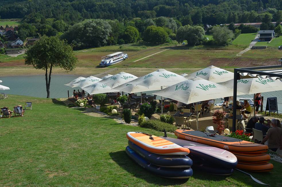 Domaša - Dobrá. Jacht klub a loď na suchu