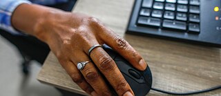 Hand an Computermaus