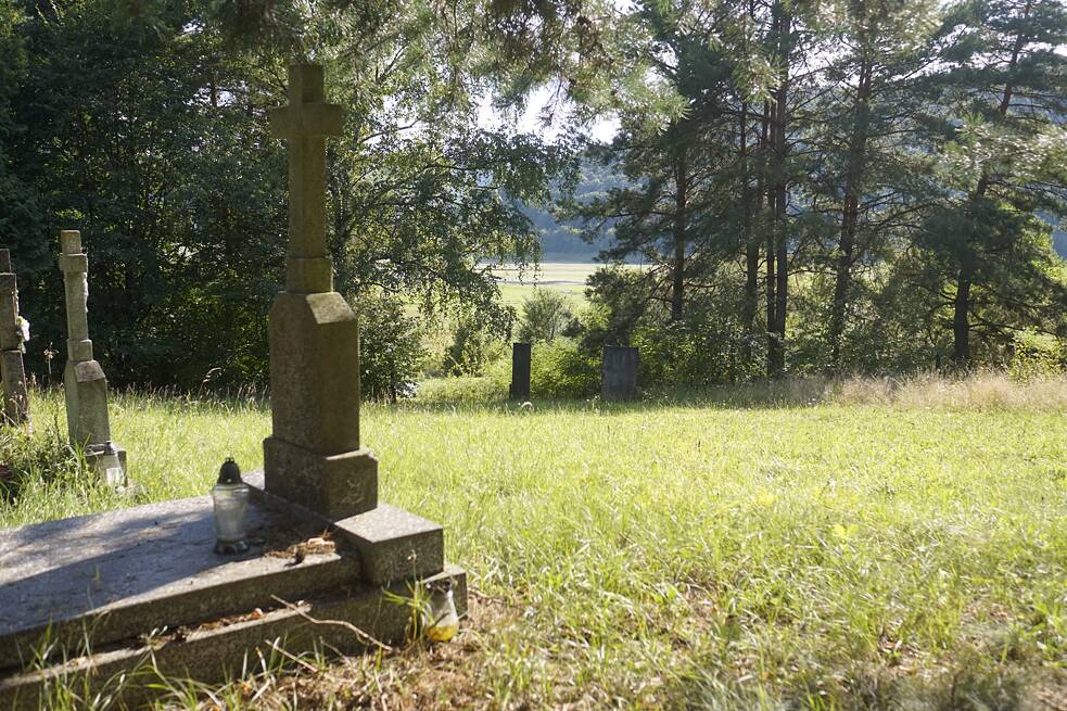 Pohľad z Petejovského cintorína. V pozadí by bola vodná hladina nádrže Domaša, nebyť sucha.