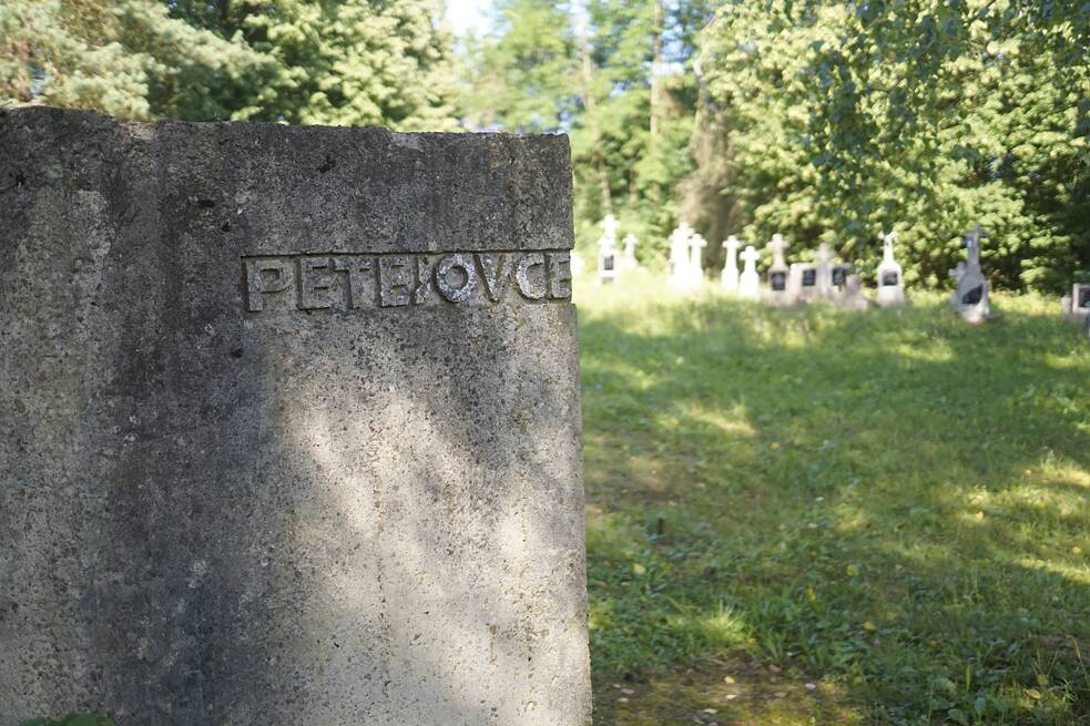 Vstup do cintorína v Petejovciach