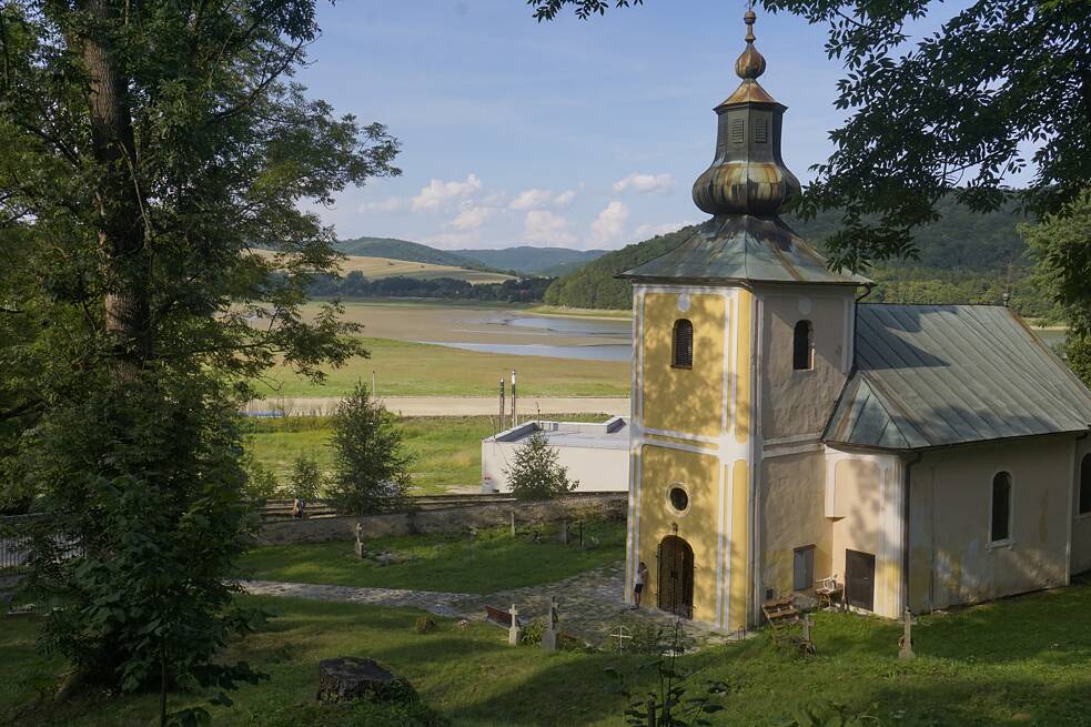 Chrám vo Valkove. V pozadí vyschnutá vodná nádrž Domaša.