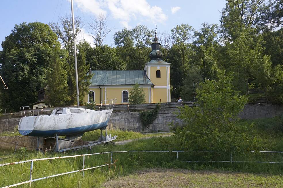 Valkov. Kostolná a výletná loď