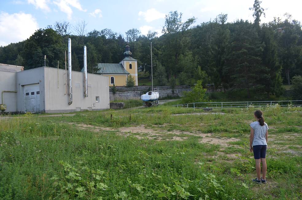 Valkov. Socialistická a baroková architektúra,  pohľad od vody