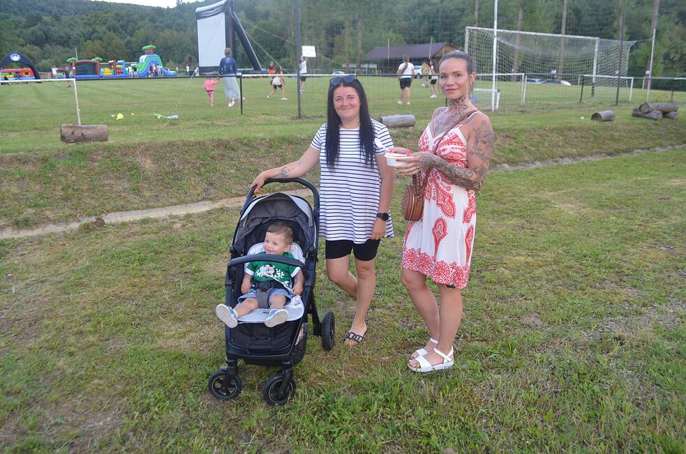 Ňagovčanky pred premietaním filmu