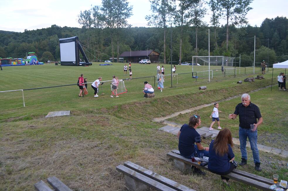 Ňagovčania pred premietaním filmu